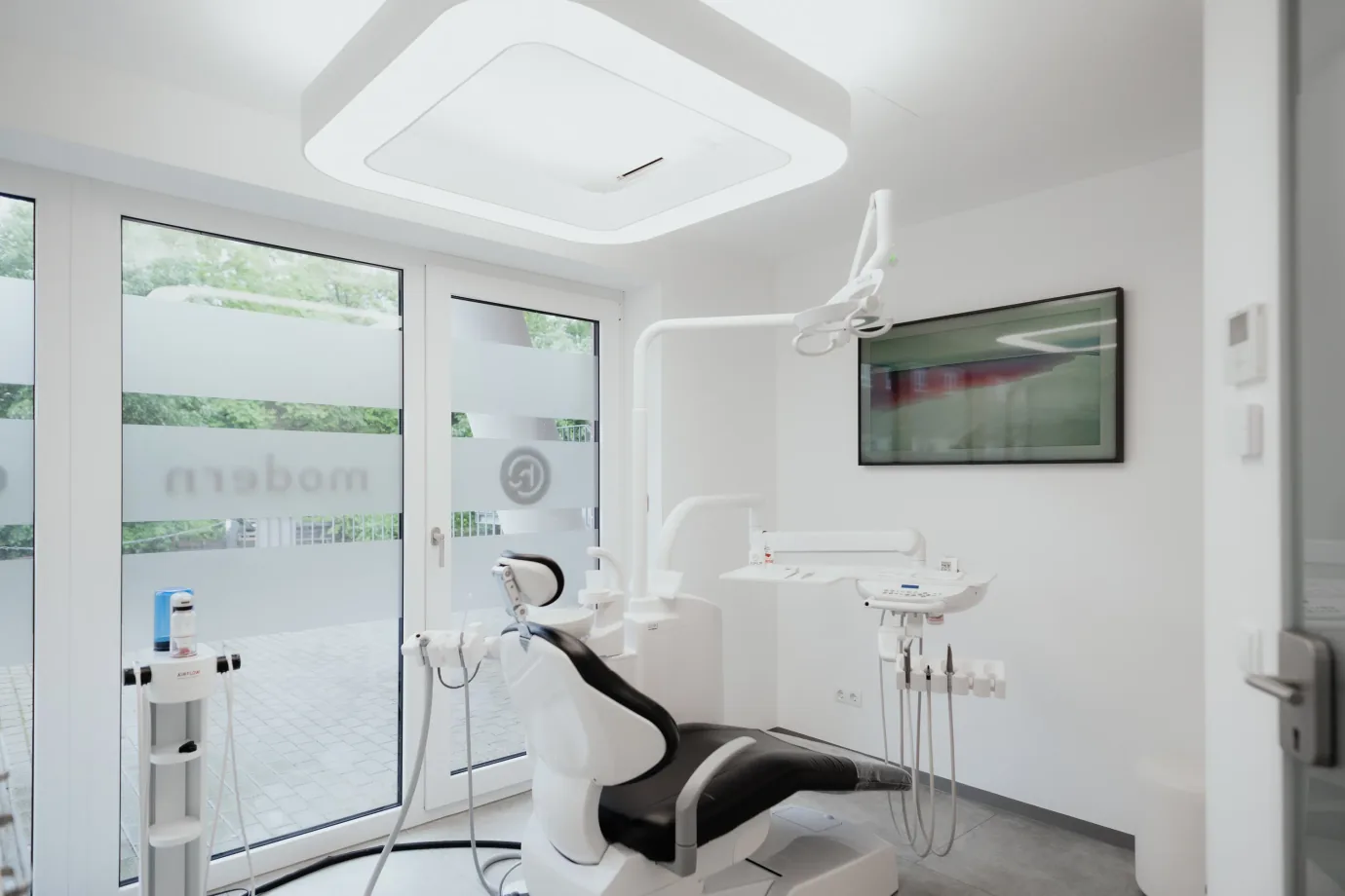 Moderner Behandlungsraum der Zahnarztpraxis moderndentistry in Leipzig