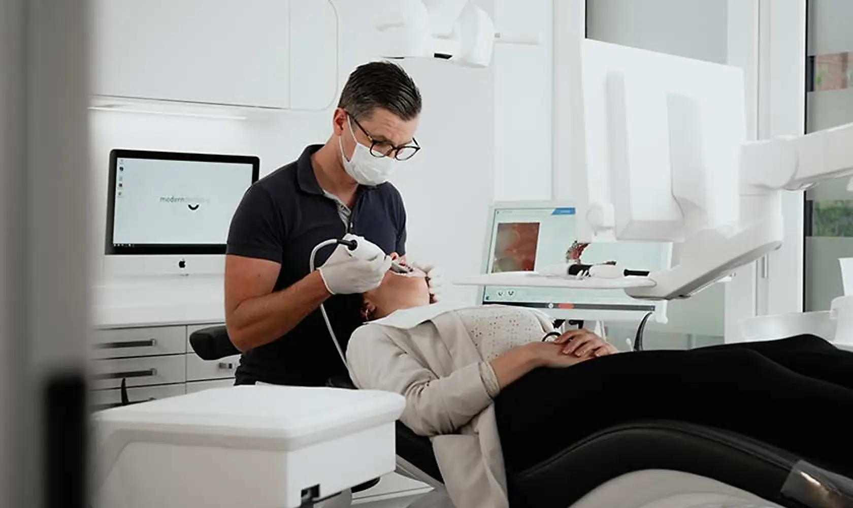 Dr. Niels Hoffmann bei der Behandlung in der Praxis moderndentistry in Leipzig