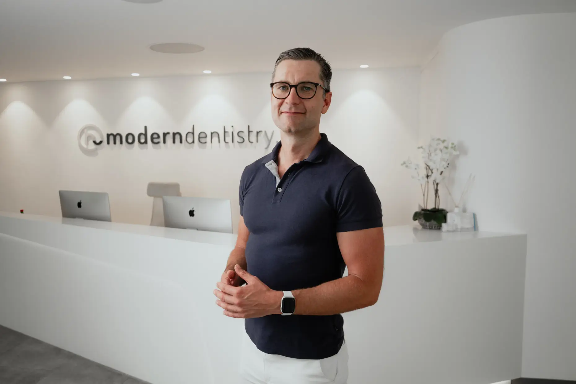 Dr. Niels Hoffmann behandelt eine Patientin in der Praxis moderndentistry in Leipzig