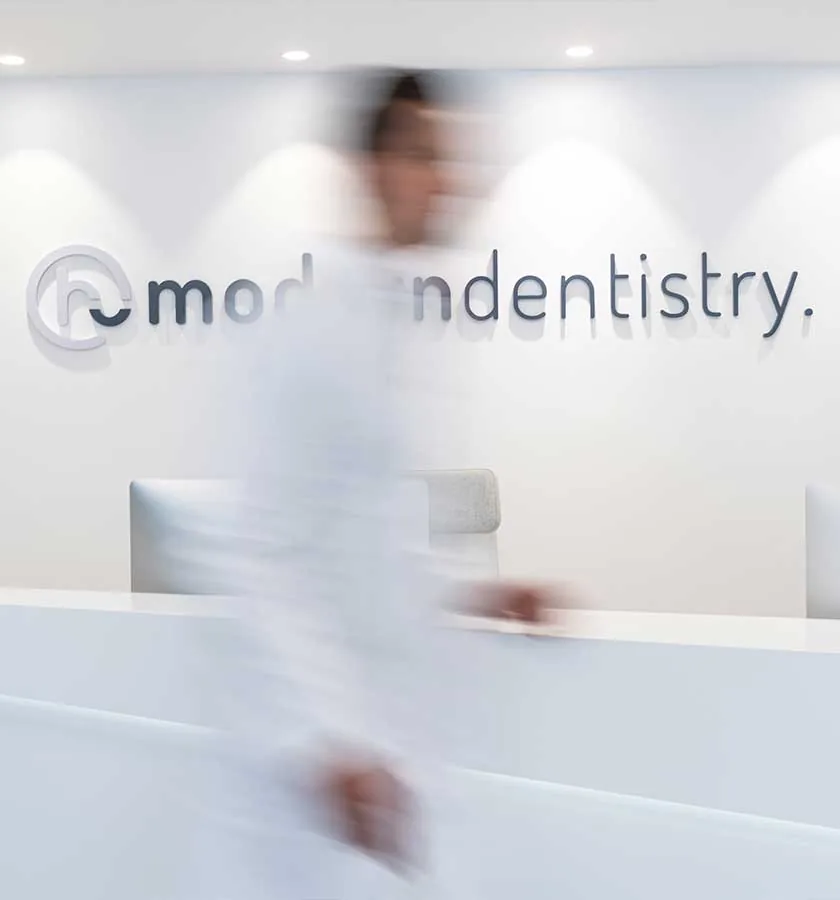 Beratung zu den Finanzierungsmöglichkeiten einer Digital-Smile-Design-Behandlung