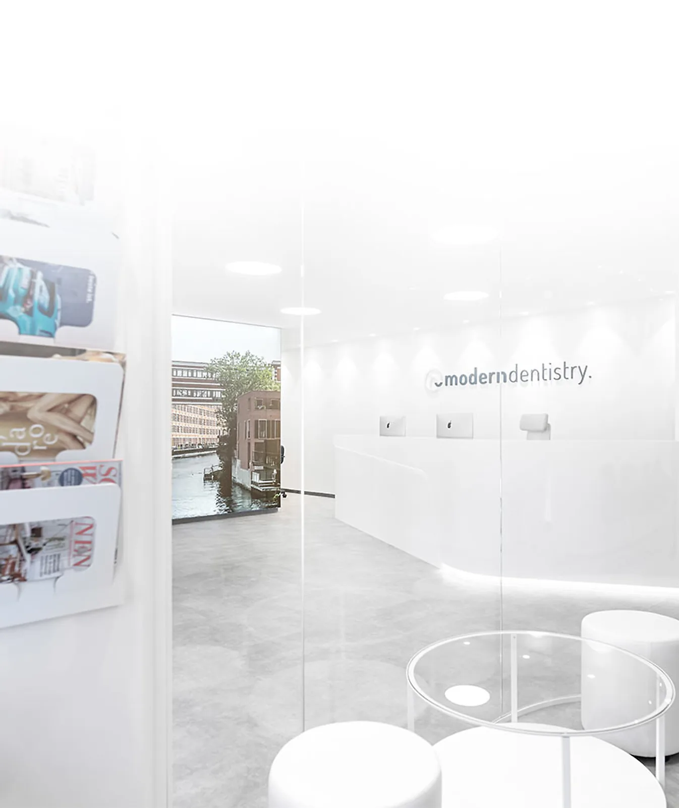 Empfangsbereich der Zahnarztpraxis moderndentistry in Leipzig mit Zeitschriftenwand und Tresen
