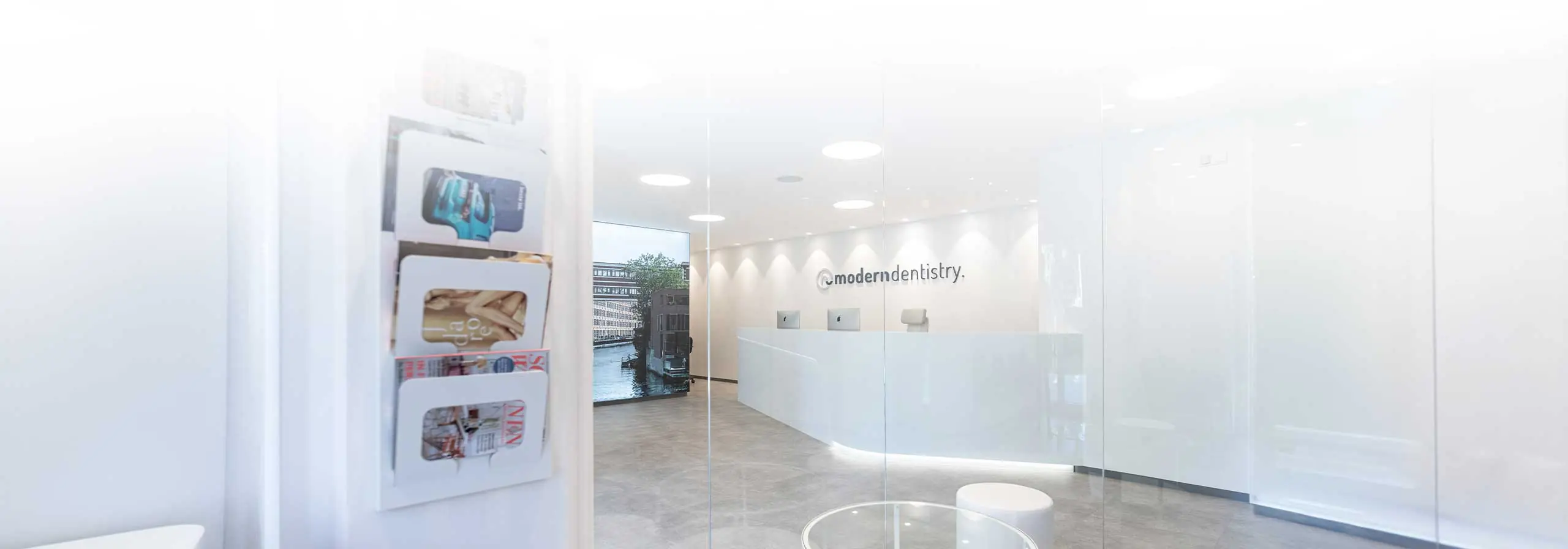 Empfangstresen und Wartezone der Zahnarztpraxis moderndentistry in Leipzig