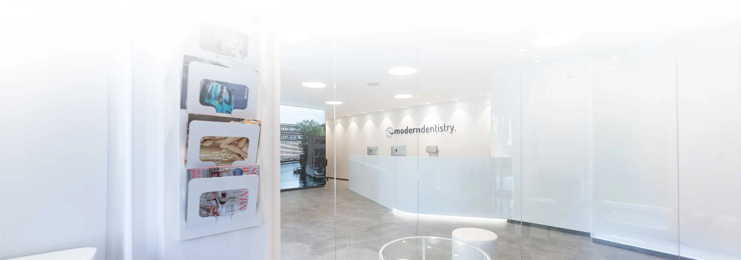 Empfangsbereich der Zahnarztpraxis moderndentistry in Leipzig
