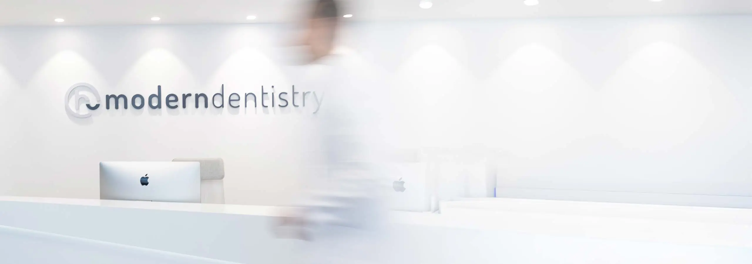 Bright reception area with counter at the moderndentistry dental practice in Leipzig