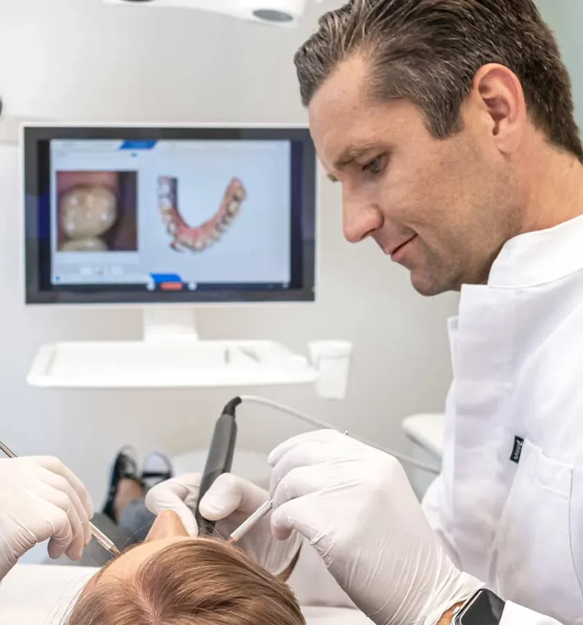 Zahnärztliches Team nutzt einen digitalen Intraoralscanner zur Aufnahme der Zähne