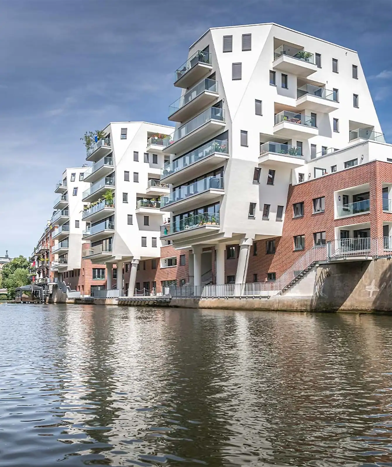 Gebäude der Zahnarztpraxis moderndentistry am Wasser in Leipzig